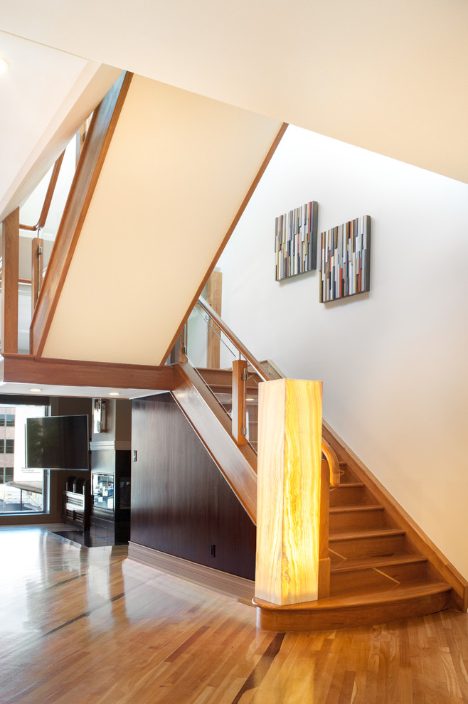 Стильный дизайн: большая п-образная деревянная лестница в современном стиле с деревянными ступенями и деревянными перилами - последний тренд