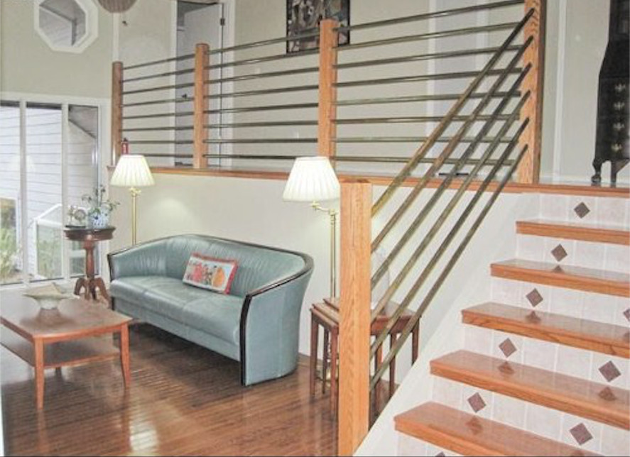 Ejemplo de escalera recta de estilo americano pequeña con escalones de madera, contrahuellas con baldosas y/o azulejos y barandilla de metal