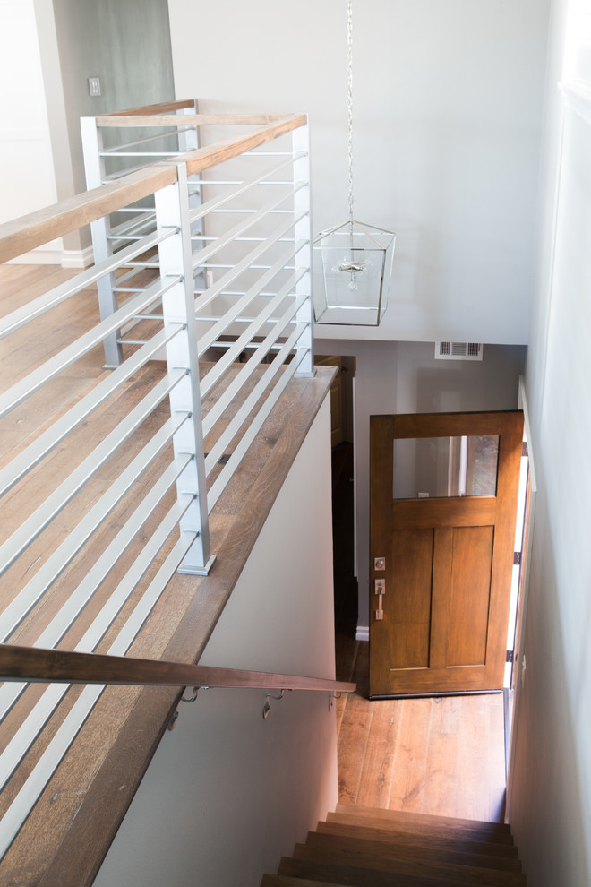 Modelo de escalera recta marinera de tamaño medio con escalones de madera y contrahuellas de madera