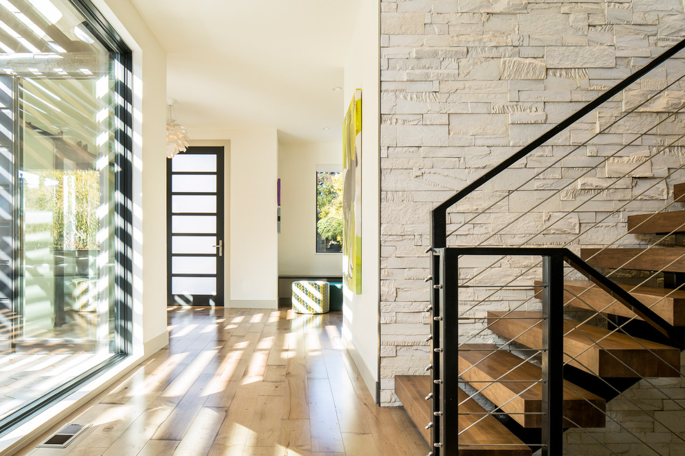 Стильный дизайн: большая п-образная лестница в современном стиле с деревянными ступенями и перилами из тросов без подступенок - последний тренд