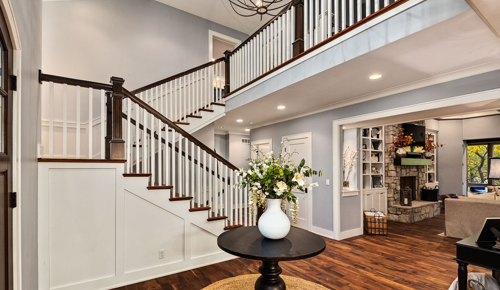 Imagen de escalera en U de estilo americano de tamaño medio con escalones de madera y barandilla de madera