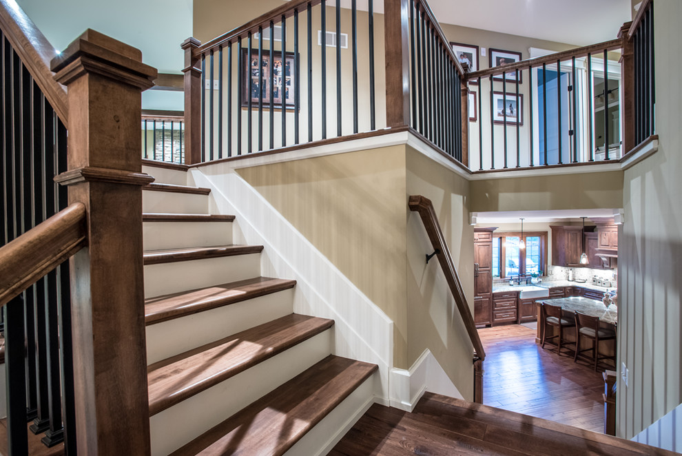 На фото: п-образная лестница среднего размера в стиле рустика с деревянными ступенями, крашенными деревянными подступенками и перилами из смешанных материалов с