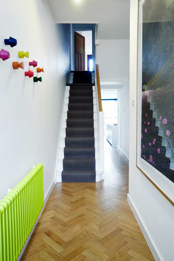 Exemple d'un escalier peint droit chic avec des marches en bois peint et un garde-corps en bois.