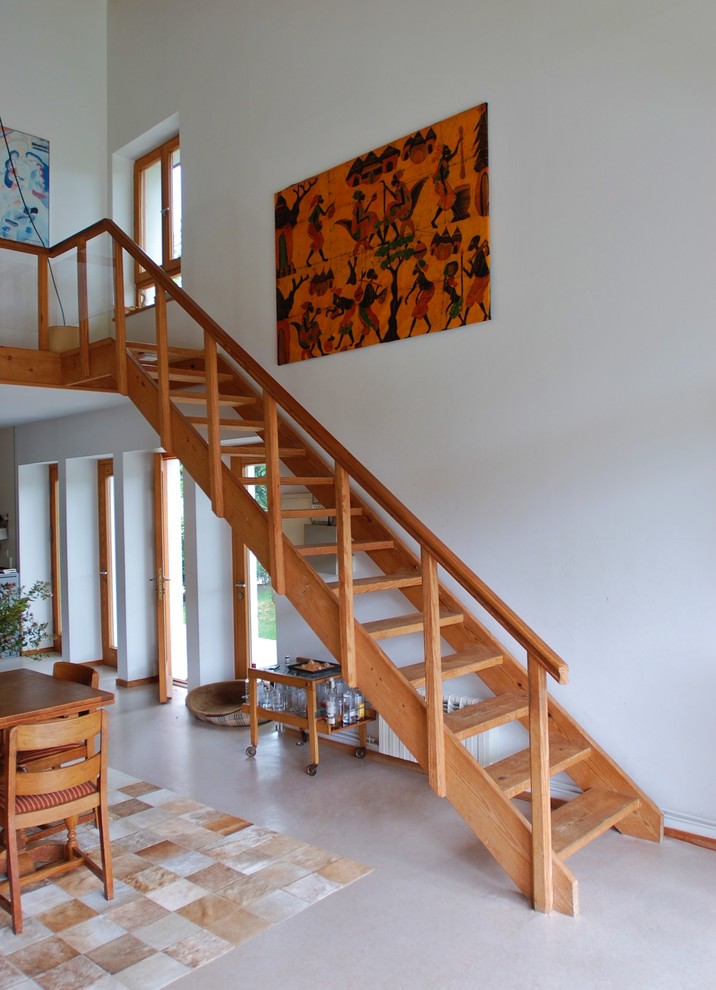 Inspiration pour un escalier sans contremarche droit ethnique de taille moyenne avec des marches en bois.