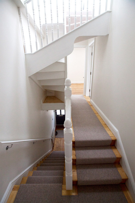 Mittelgroße Klassische Treppe in U-Form mit gebeizten Holz-Treppenstufen und gebeizten Holz-Setzstufen in London