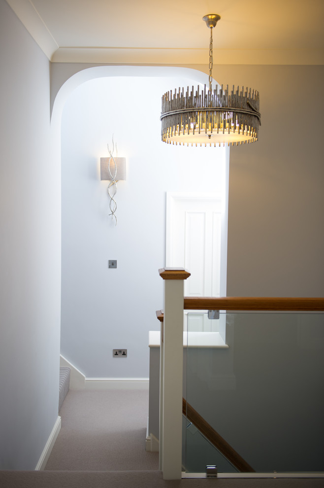 Gerade Moderne Treppe mit Teppich-Treppenstufen und Teppich-Setzstufen in Sussex