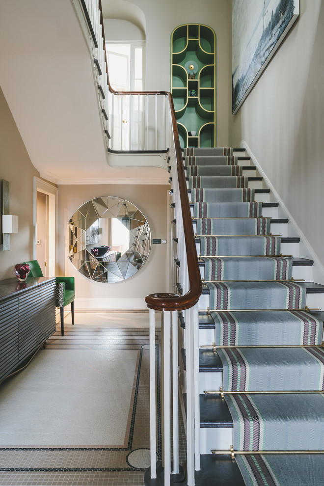 Diseño de escalera en L clásica renovada de tamaño medio con barandilla de madera, escalones de madera pintada y contrahuellas de madera pintada