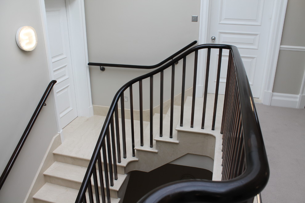 Пример оригинального дизайна: изогнутая лестница среднего размера в современном стиле с ступенями из плитки и подступенками из плитки