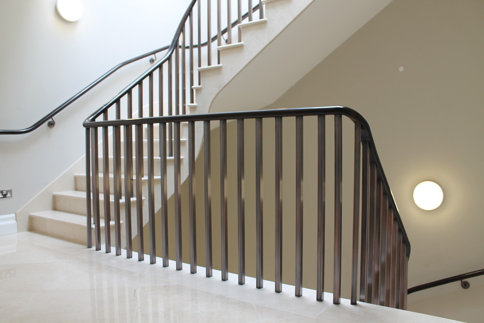Ejemplo de escalera curva actual grande con escalones con baldosas y contrahuellas con baldosas y/o azulejos