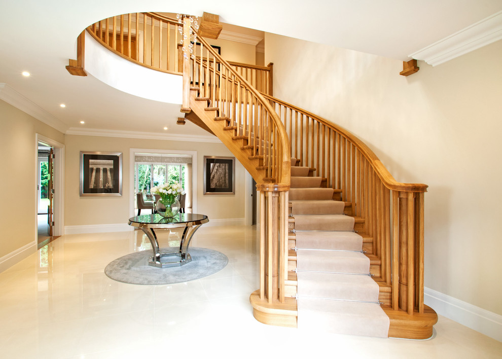 Пример оригинального дизайна: изогнутая деревянная лестница среднего размера в стиле неоклассика (современная классика) с деревянными ступенями и деревянными перилами