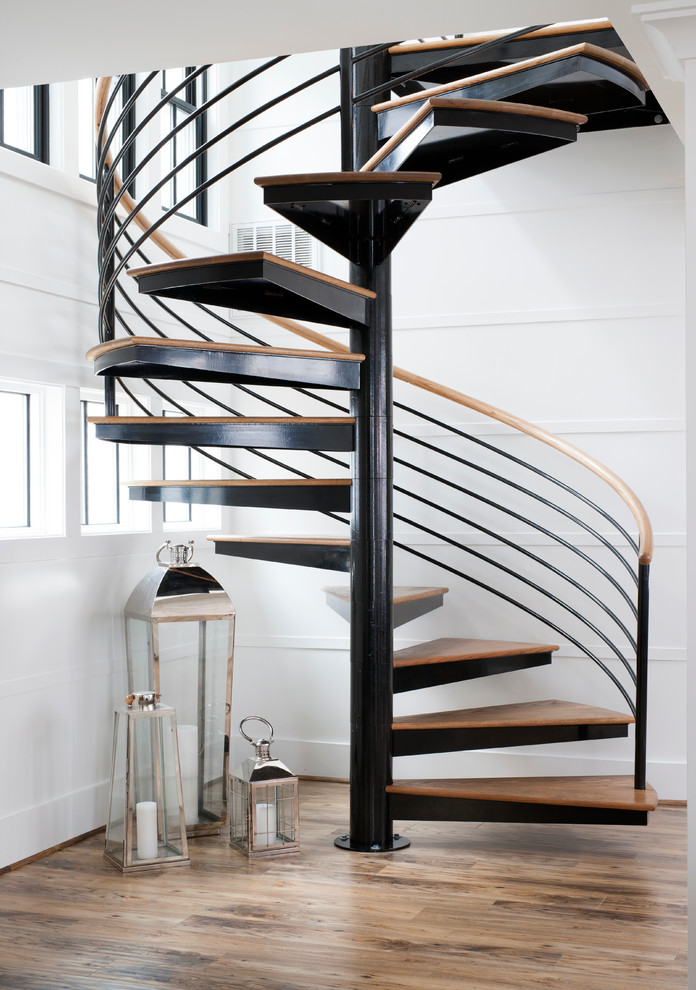 Идея дизайна: винтовая лестница в морском стиле с деревянными ступенями без подступенок