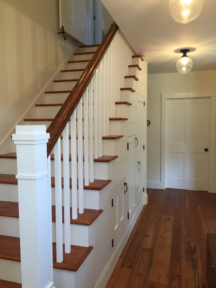 Idée de décoration pour un escalier peint droit champêtre avec des marches en bois et éclairage.
