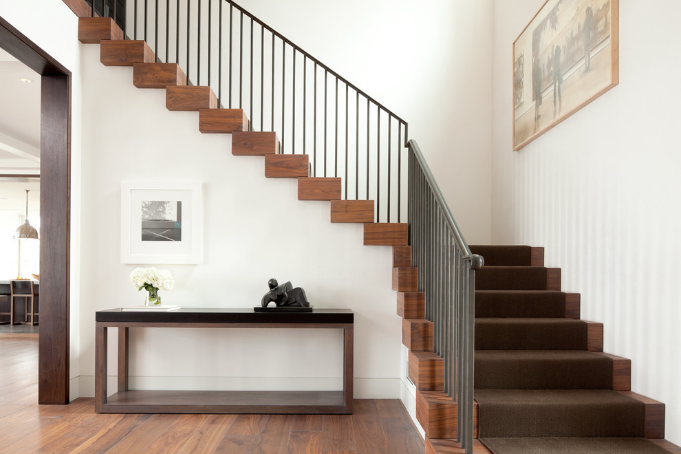 Ejemplo de escalera en L clásica renovada con escalones de madera y contrahuellas de madera