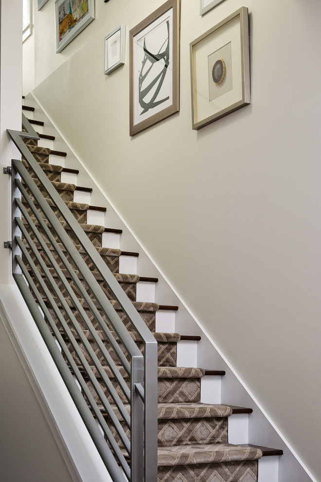 Ejemplo de escalera recta clásica renovada de tamaño medio con escalones de madera, contrahuellas de madera y barandilla de metal