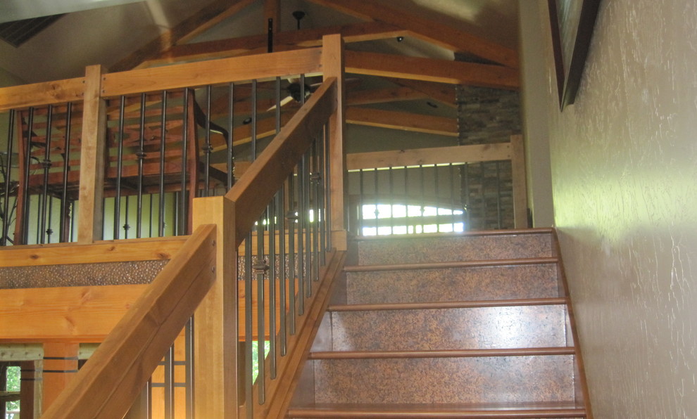 Idées déco pour un escalier droit craftsman de taille moyenne avec des marches en bois, des contremarches carrelées et un garde-corps en matériaux mixtes.