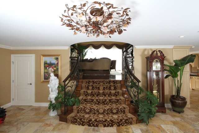 Cette photo montre un escalier peint droit victorien avec des marches en bois.