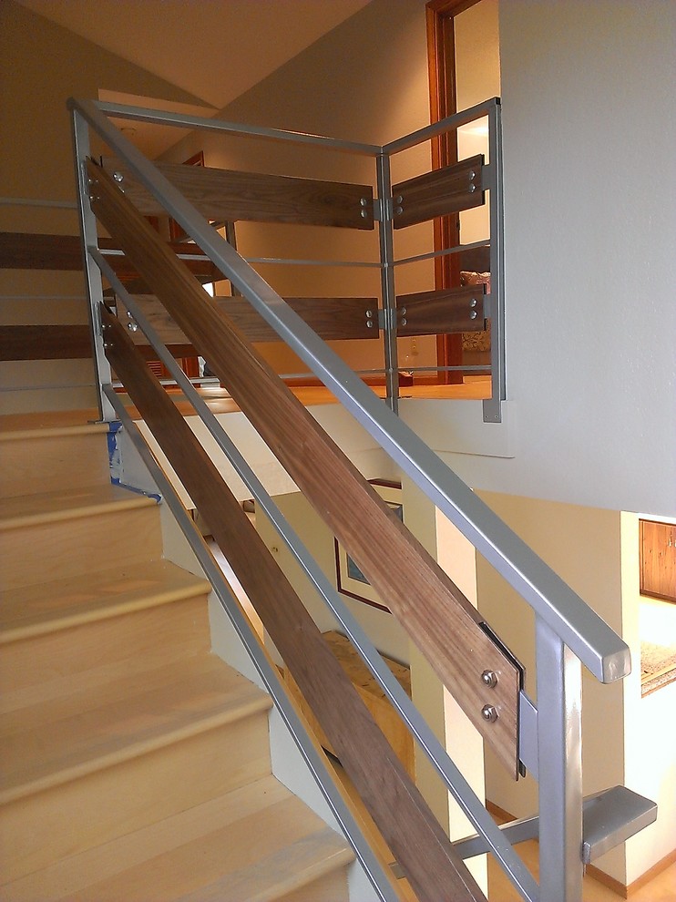 Imagen de escalera en U contemporánea grande con escalones de madera y contrahuellas de madera