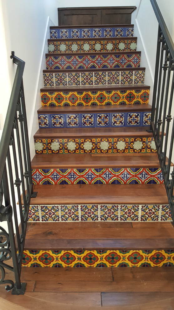 Пример оригинального дизайна: маленькая прямая лестница в средиземноморском стиле с деревянными ступенями, подступенками из плитки и металлическими перилами для на участке и в саду