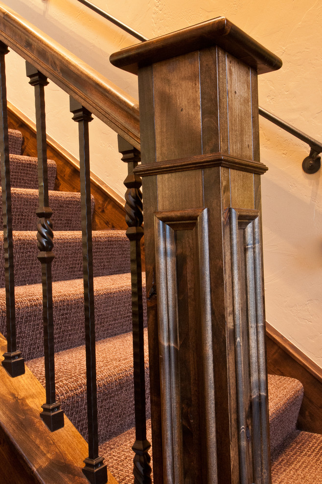Idéer för mellanstora rustika raka trappor, med heltäckningsmatta och sättsteg med heltäckningsmatta