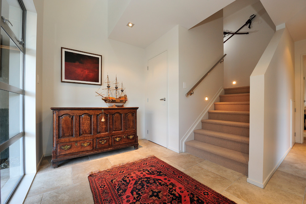 На фото: п-образная лестница среднего размера в современном стиле с ступенями с ковровым покрытием и ковровыми подступенками с