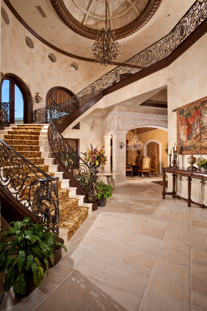 Пример оригинального дизайна: огромная изогнутая лестница в средиземноморском стиле