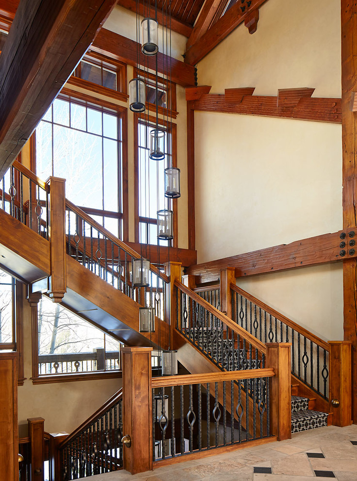 Ejemplo de escalera rústica con escalones de madera y contrahuellas de madera