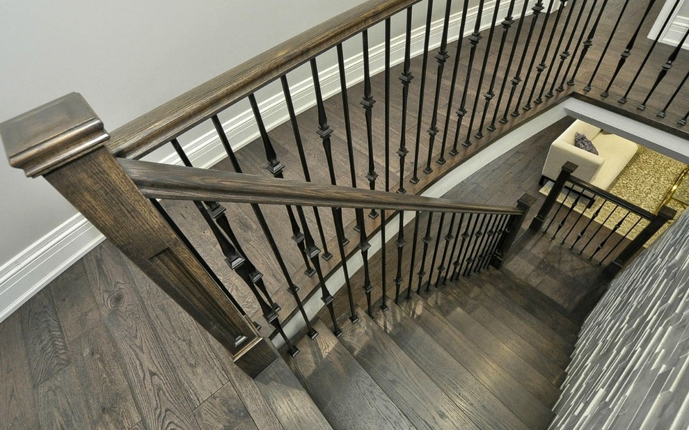 Exempel på en mellanstor klassisk rak trappa i trä, med sättsteg i trä och räcke i metall