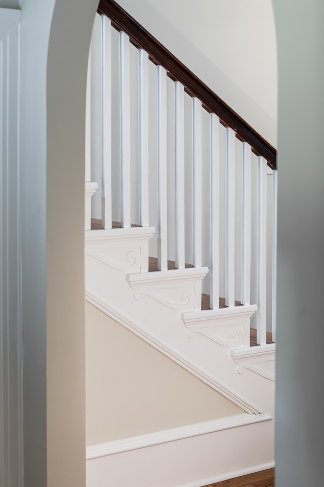 Идея дизайна: прямая лестница в классическом стиле с деревянными ступенями и крашенными деревянными подступенками