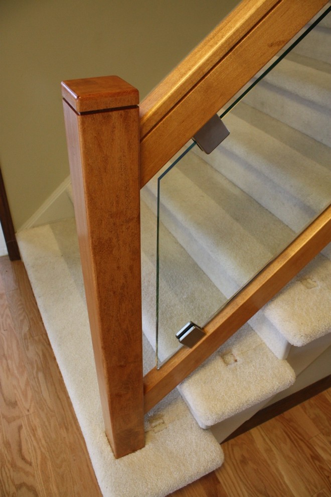 Cette image montre un escalier droit design de taille moyenne avec des marches en moquette et des contremarches en moquette.