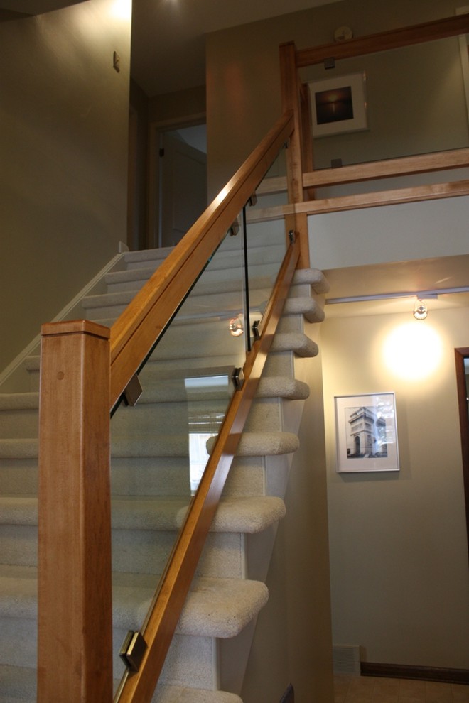 Свежая идея для дизайна: прямая лестница среднего размера в современном стиле с ступенями с ковровым покрытием и ковровыми подступенками - отличное фото интерьера