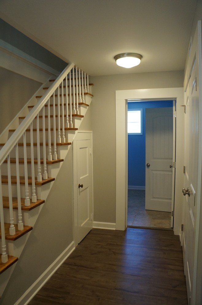 Exemple d'un petit escalier peint droit chic avec des marches en bois et éclairage.