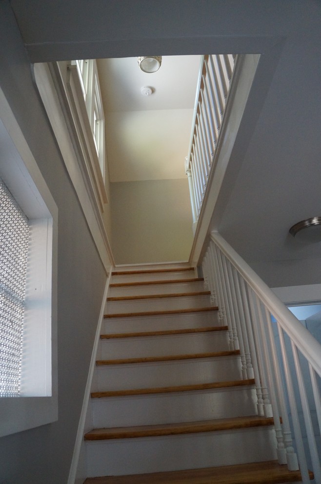Imagen de escalera recta tradicional renovada pequeña con escalones de madera y contrahuellas de madera pintada