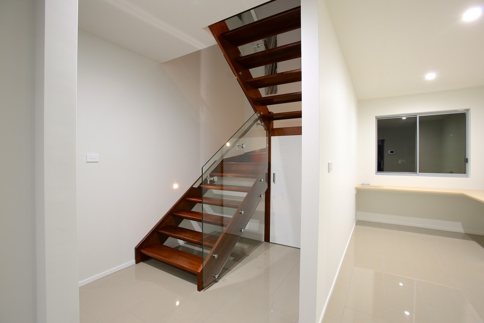 Источник вдохновения для домашнего уюта: п-образная деревянная лестница среднего размера в стиле модернизм с деревянными ступенями