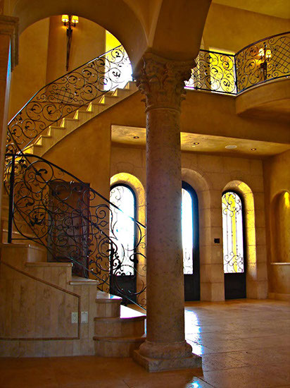 Стильный дизайн: огромная изогнутая лестница в средиземноморском стиле с ступенями из плитки и подступенками из плитки - последний тренд