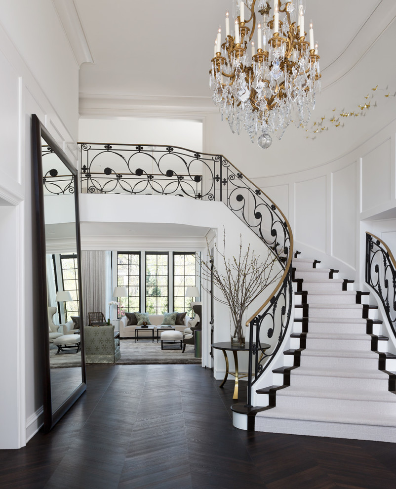 Idées déco pour un escalier peint courbe classique avec des marches en bois et éclairage.