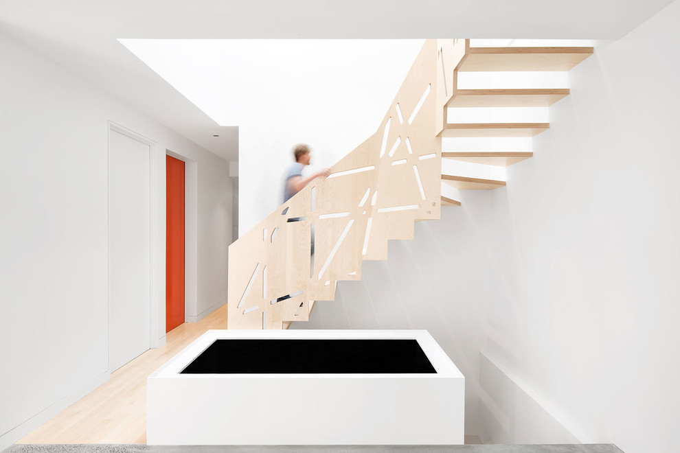 Imagen de escalera curva contemporánea sin contrahuella con escalones de madera