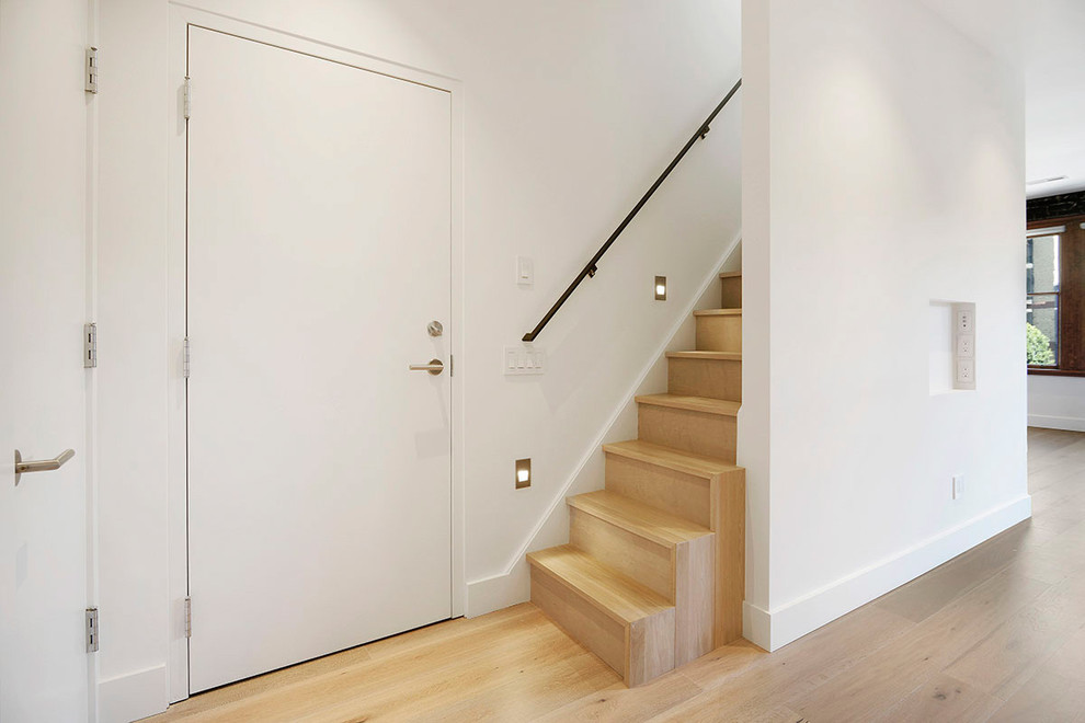 Foto de escalera recta pequeña con escalones de madera y contrahuellas de madera