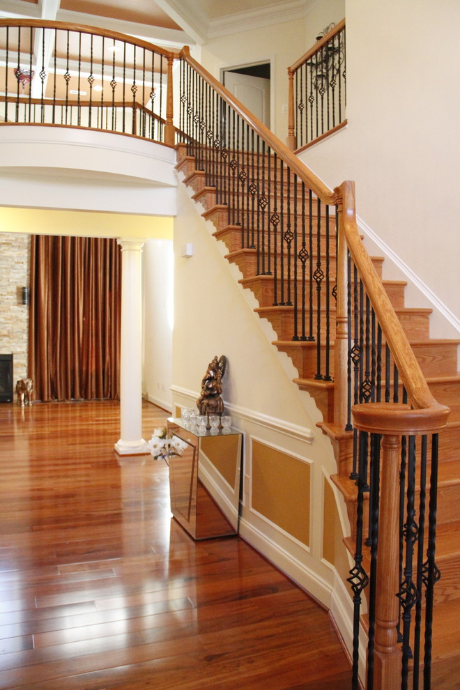 Idées déco pour un escalier droit classique de taille moyenne avec des marches en bois, des contremarches en bois et un garde-corps en matériaux mixtes.