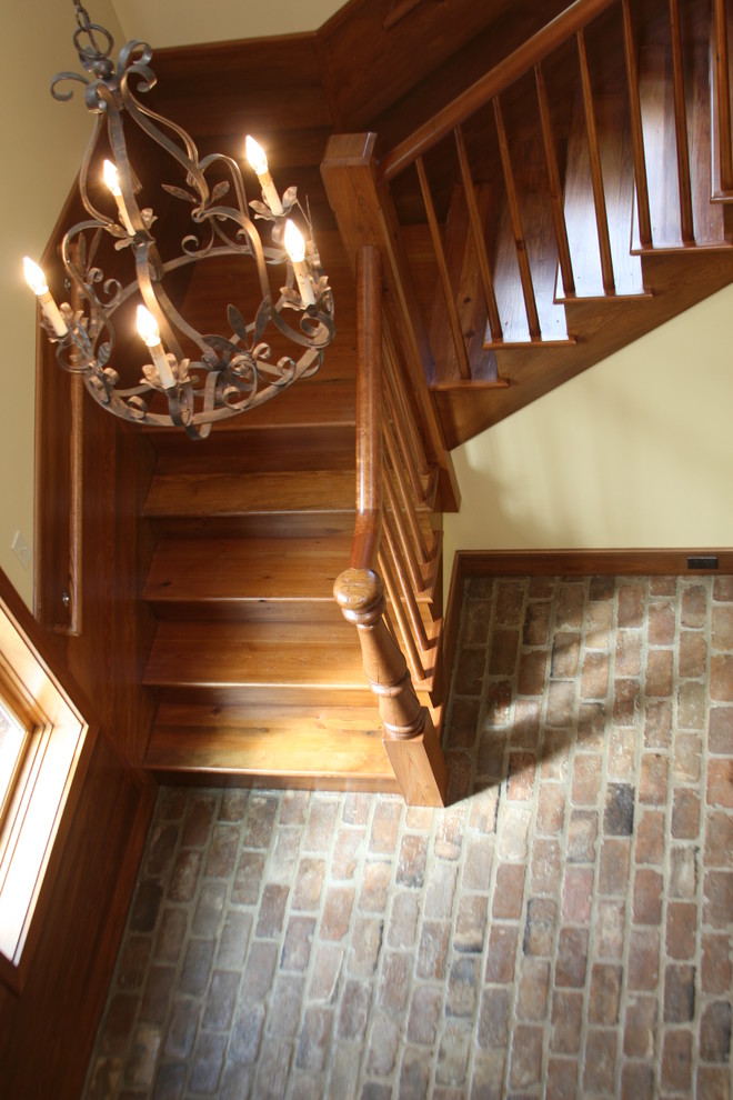 Imagen de escalera en U rústica de tamaño medio con escalones de madera y contrahuellas de madera