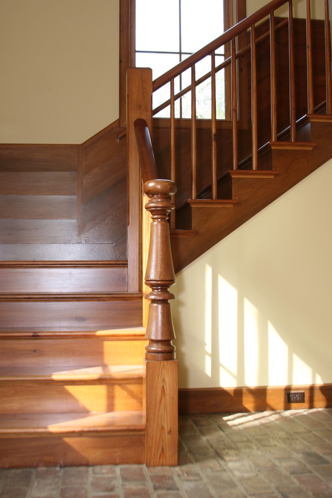 Cette image montre un escalier chalet en U de taille moyenne avec des contremarches en bois et des marches en bois.
