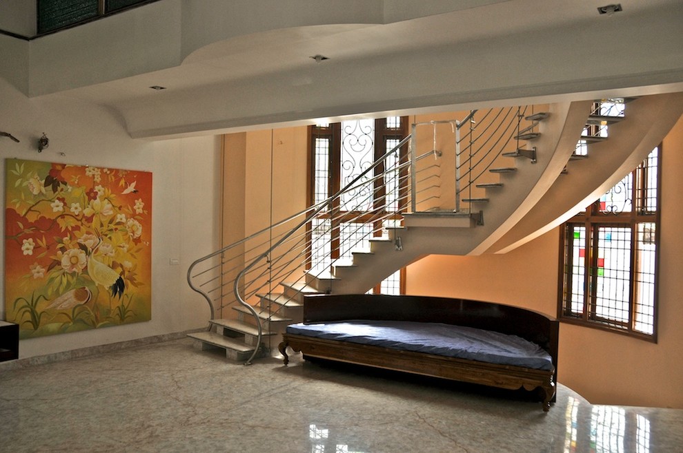 プネーにあるコンテンポラリースタイルのおしゃれな階段の写真