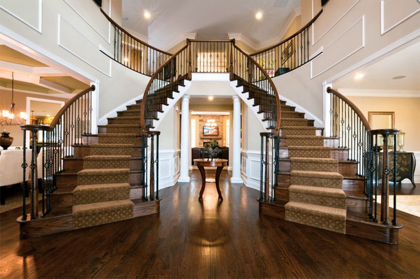 Diseño de escalera curva actual con escalones de madera y contrahuellas de madera