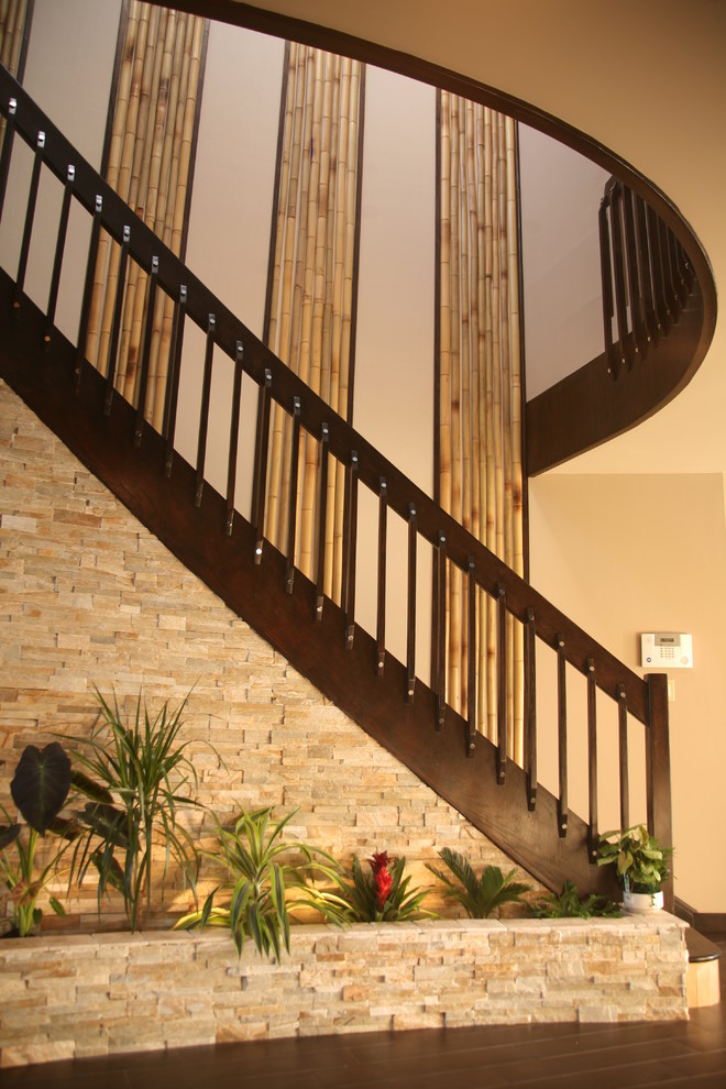 Пример оригинального дизайна: лестница в современном стиле с деревянными перилами