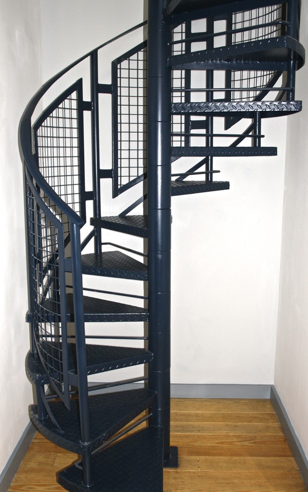 Foto de escalera de caracol industrial de tamaño medio sin contrahuella con escalones de metal