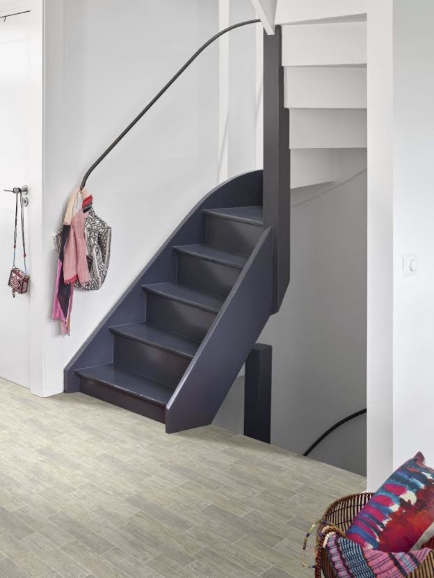 Foto de escalera curva tradicional renovada de tamaño medio con escalones de madera pintada, contrahuellas de madera pintada y barandilla de metal