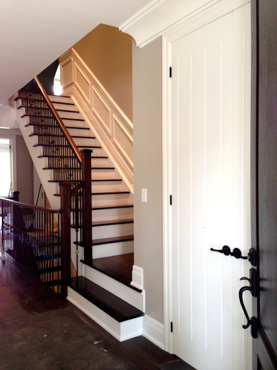Diseño de escalera en L de tamaño medio con escalones de madera y contrahuellas de madera pintada
