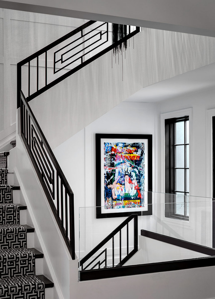 На фото: п-образная лестница в морском стиле с ступенями с ковровым покрытием, ковровыми подступенками и металлическими перилами с