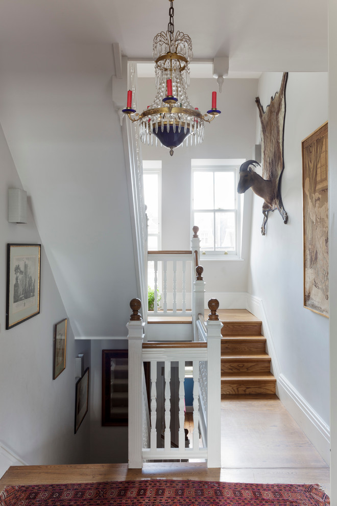 Inspiration pour un escalier traditionnel avec des contremarches en bois, des marches en bois et palier.