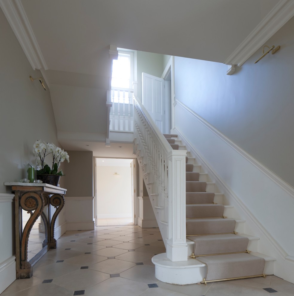Cette photo montre un escalier droit tendance avec des marches en bois.