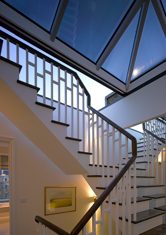 Свежая идея для дизайна: угловая лестница среднего размера в стиле фьюжн с деревянными ступенями, крашенными деревянными подступенками и деревянными перилами - отличное фото интерьера